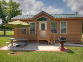 Lake Conroe Two-Bedroom Cabin 13 หมู่บ้านพักตากอากาศในWillis