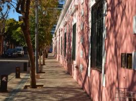 Hostel en Córdoba Capital con excelente ubicación y ambiente cuidado -Casa Revol- Barrio Güemes، فندق في قرطبة