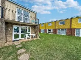 8 Berth Chalet To Hire At Bermuda Holiday Park Nearby Hemsby Beach Ref 18127B