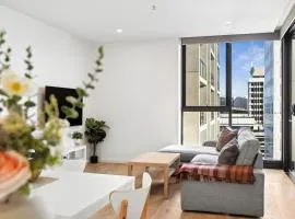 Patio Mt view 1BR apt in CBD near ANU and museum with free parking and WiFi