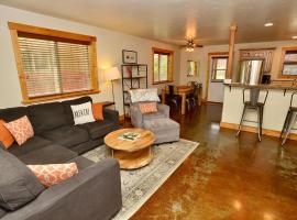 Sweet Dreams Retreat - Pet friendly home near Golf Course and Ponderosa Park w/ Wifi & garage, hotel en McCall