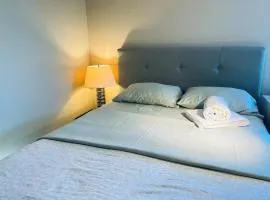 Private Queen Bedroom in Kenaston, Walmart, Costco, MITT, IKEA, Outlet, Unversity of Manitoba are nearby