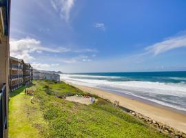 Comfortable Lincoln City Condo with Patio and Views!, hotel con alberca en Lincoln City