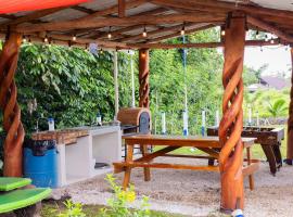 Pura Vida Glamping Retreat- Rio Celeste - EV - BBQ -Pool -Wifi, hotel v destinaci Rio Celeste