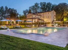 Fenced villa in the heart of Tuscany
