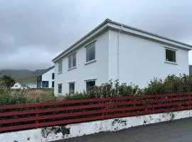 Lovely 5-bedroom House With Cozy Interiors