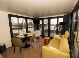 Houseboat in Offingawier with Sea View, cleaning included