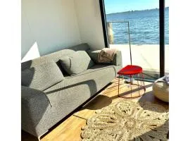 Houseboat Sneekermeer with Sun Deck, cleaning included