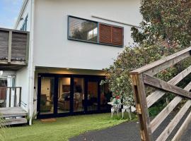 Sandy Toes & Netflix Nights, Relaxing Auckland Retreat，位于奥克兰的酒店