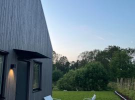 Nybyggd gästlägenhet med sovloft, hotel in Falkenberg