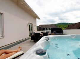 Kleeoase - Luxus Ferienwohnung - Jacuzzi - Dachterrasse - Kochinsel, hotel v destinaci Greifenstein