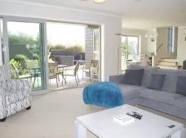Magic on Molesworth - 2BR townhouse near CBD