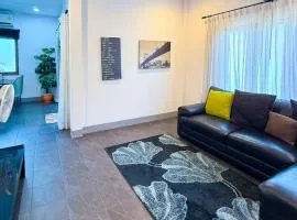Tropical 2 Bedroom Pool House In Central Location
