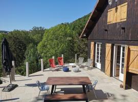 Le Chalet D'en Paradis、Serrières-sur-Ainのホテル