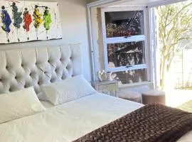 Cosy Room steps from the lake