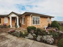 Stay At Saddle Row - 3BR home with outdoor patio