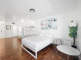 Cozy Ocean Drive Studio - Roof top Pool and Bar