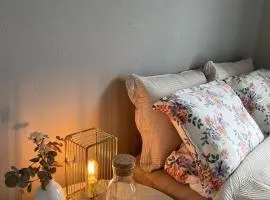 Bright & Spacious Apartment by the Sea, Free Parking, 10min to Airport, 12min to Ålesund