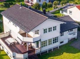 Private room with shared amenities, Lofoten, hotel v destinaci Leknes