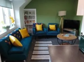 Cosy Crown 1 bedroom flat for up to 4 guests