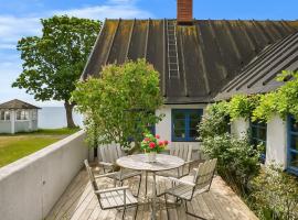 Beachfront escape with eclectic dog-lover charm、Smygehamnのホテル