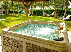 Villa Talia, with Spa, Mini Golf, 3mile to downtown next to a Park & Lake