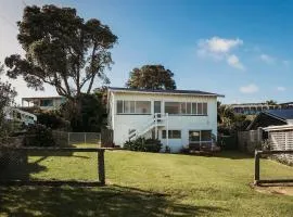 Oakura Circle - authentic Kiwi bach by the beach