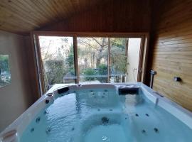 Guest house dans jardin exotique, quartier calme, jacuzzi, parking gratuit, khách sạn ở Morlaix