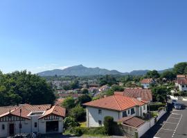 La Caussade - Charmant appartement dans villa Basque avec extérieur - Colline de Bordagain, khách sạn ở Socoa