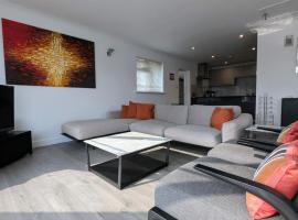 Thames Riverside Retreat Serene 3 Bed Bungalow, hotel i Walton-on-Thames