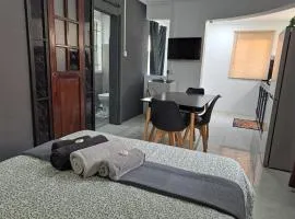 R Garden Studio 2 moderne pour couple dans un cadre relaxant et confortable