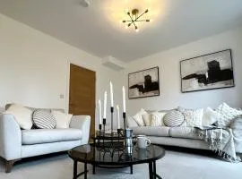 Heathrow Home - Sleeps 6 - Free Parking