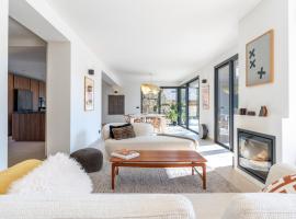 MENTHON- Villa W Architecte 2 pas du lac by LLA SELECTIONS, hotel in Menthon-Saint-Bernard