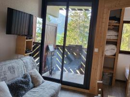 Appartement T2 col de Merdassier au pied des pistes, khách sạn ở Manigod