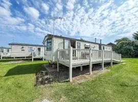 Superb Caravan With Decking Close To Hunstanton Beach In Norfolk Ref 23060S