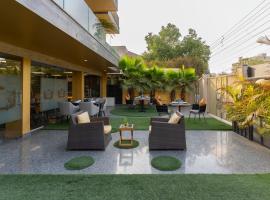 Lime Tree Hotel - Near Medanta Hospital, מלון בגורגאון