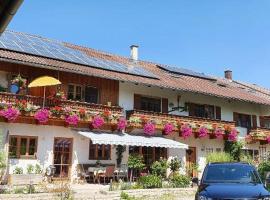 Ferienwohnungen März, hotel v destinaci Söchtenau