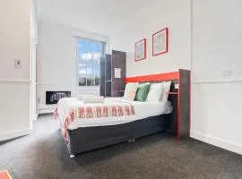 Stylish, cosy Studio with Parking in Town
