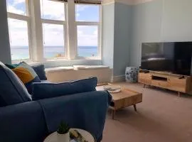 Spacious flat - fabulous sea views & walk to beach