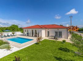 3 Bedroom Nice Home In Kavran, hotel en Kavran