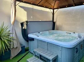 Sandcastles - moments from the beach, hot tub!