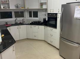 5 комнат в доме, Hotel in Rischon LeZion