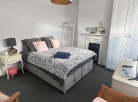 Artsy Minimalist Suite, hotel in Southend-on-Sea