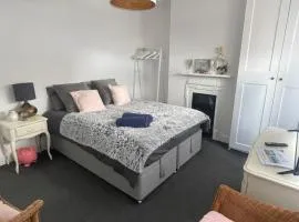 Artsy Minimalist Suite