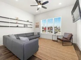 Downtown Flash-Half mi to Rogers Square-Sleeps 12