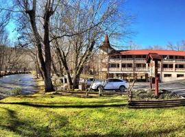 Riverbend Motel & Cabins, hotel in Helen