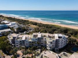 Surfside at Buddina with Direct Beach Access, hotel in Buddina
