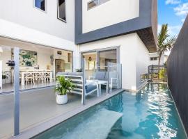 Luxury Living with Heated Pool in Birtinya, hotel i Kawana Waters