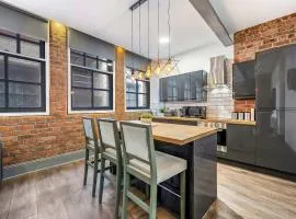 Industrial 2BR Apt, Liverpool City Centre Sleeps 8