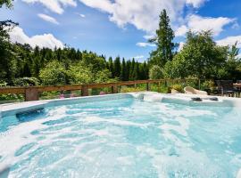Luxury Glenardle Lodge with Hot Tub and Forest Views, hotel with hot tubs in Bridge of Cally